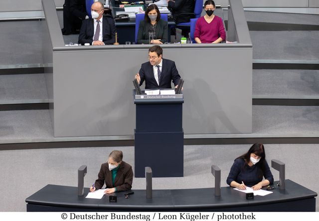 Dr. Sebastian Schäfer am Rednerpult im Bundestag