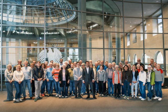 Schäfer begrüßt Besuchergruppe in Berlin